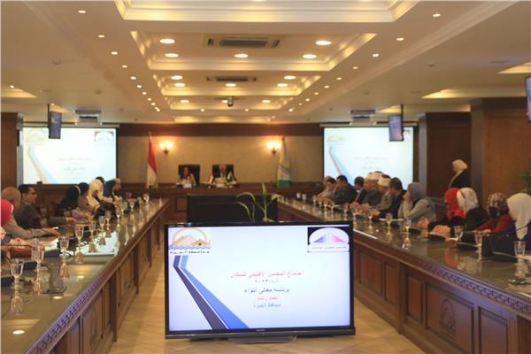 اللواء أحمد راشد محافظ الجيزة خلال الاجتماع