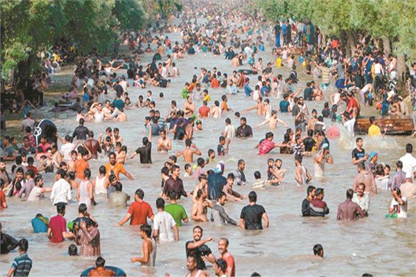 أشخاص يقاومون الحر فى لاهور الهندية