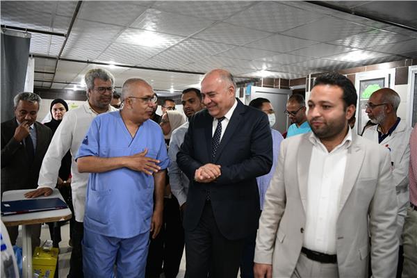 اللواء أشرف الداودي محافظ قنا يتفقد مستشفى قنا العام 