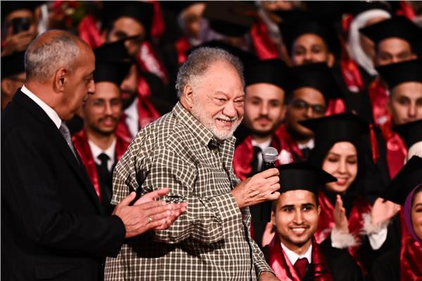 يحيى الفخراني يشارك بحفل تخرج دفعة من الطب البشري بجامعة مصر للعلوم والتكنولوجيا