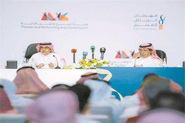  سلطان البازعى و عبد الإله السنانى خلال المؤتمر الصحفى
