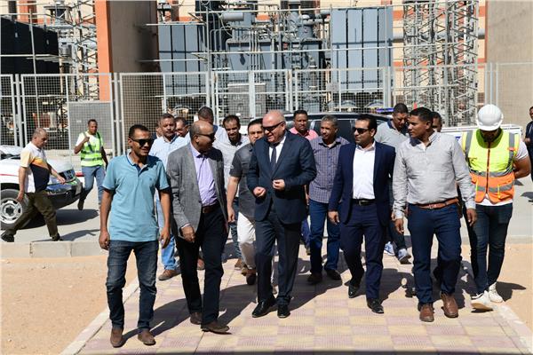  محافظ قنا يتابع سير العمل بمحطة محولا
