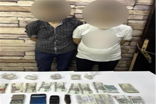المتهمين وبحوزتهما المضبوطات