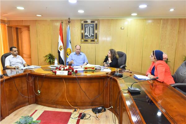محافظ أسيوط يواصل لقاءاته بمسئولي الطرق 