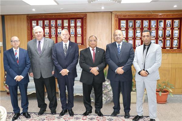 رئيس قضايا الدولة ونواب رئيس الهيئة خلال استقبال رئيس اللجنة الأولمبية المصرية