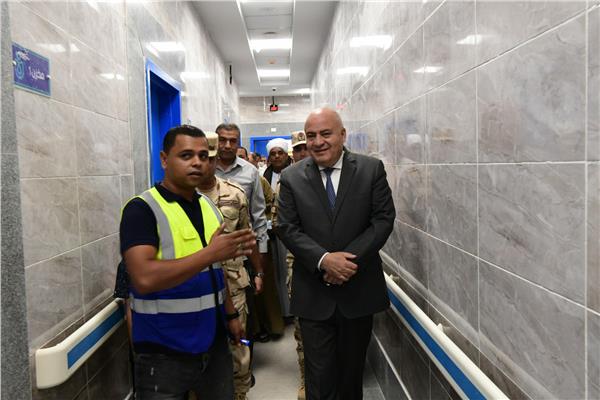 اللواء أشرف الداودي محافظ قنا خلال جولة تفقدية