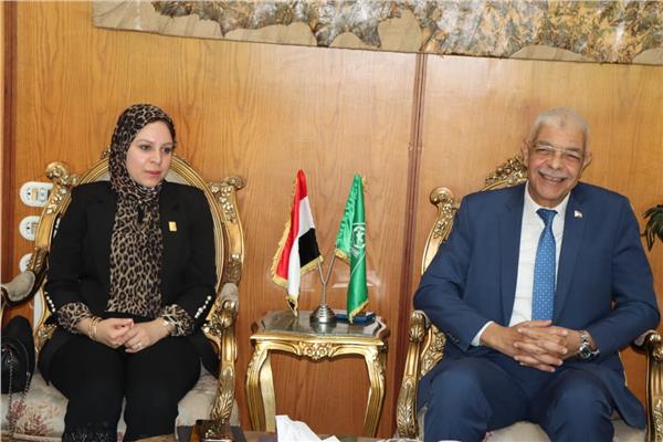 رئيس جامعة المنوفية يلتقي بوفد مؤسسة حياة كريمة