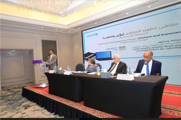 ملتقى "تطوير المناهج (رؤى وتجارب)"