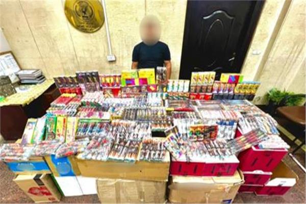 المتهم وأمامه المضبوطات