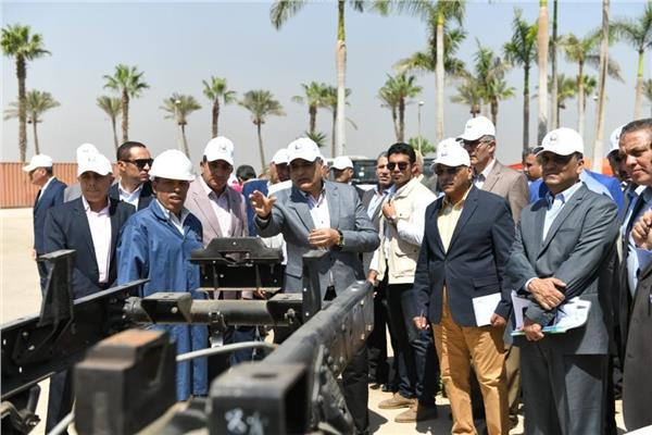 وزير الإنتاج الحربي يتفقد مصنع 200 الحربي