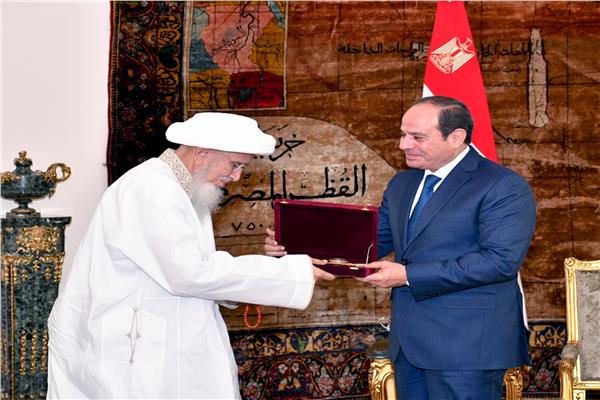 الرئيس السيسي يمنح سلطان البهرة وشاح النيل