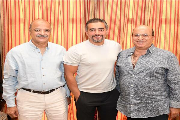هانى سلامة يتوسط السيناريست محمد الباسوسي والكاتب الصحفي قدرى الحجار