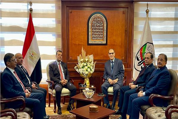 رئيس هيئة النيابة الإدارية خلال استقباله رئيس الهيئة الوطنية للانتخابات