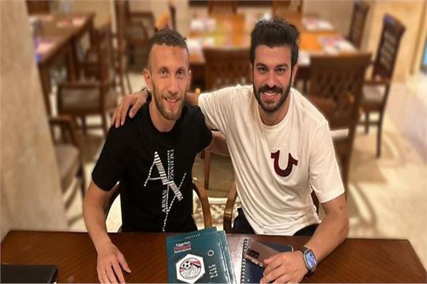 محمود غالى أثناء توقيع العقود