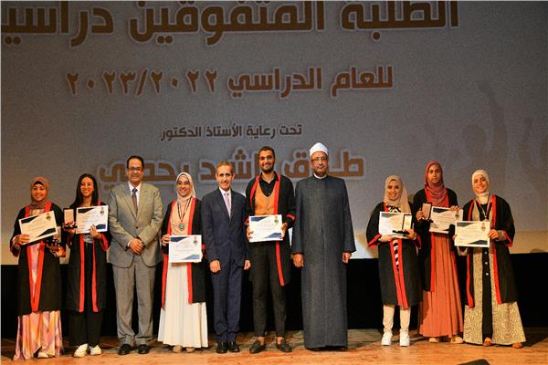 محافظ الغربية يكرم الطلاب المتفوقين بالغربية