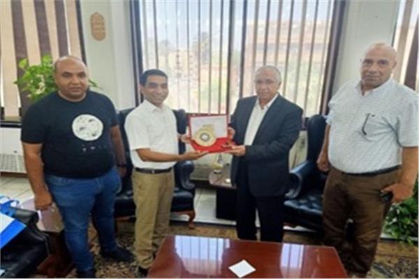 رئيس مركز البحوث الزراعية خلال استقبال البروفيسور Vivekanand الباحث بمعهد مالافيا القومي