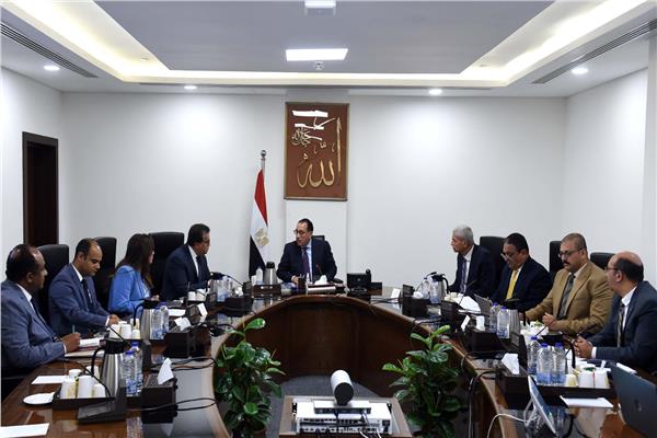رئيس الوزراء وجانب من الاجتماع