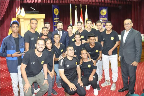 الفنان طارق الدسوقي وسط الشباب الموهوبين
