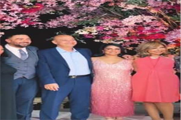 عمرو أديب ولميس الحديدي مع إبنهما وخطيبته