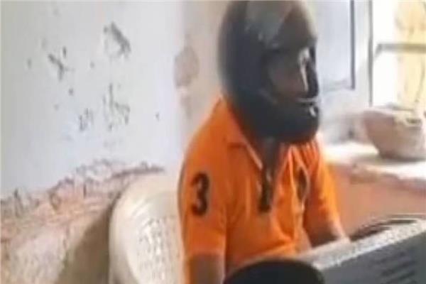 موظفون حكوميون يرتدون خوذات أثناء العمل بالهند