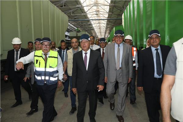 الفريق مهندس كامل الوزير ومرافقيه أثناء الزيارة التفقدية لمصنع مهمات السكك الحديدية "سيماف "