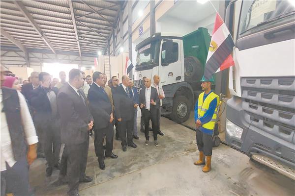 الوزير والمحافظ خلال تفقد المحطة