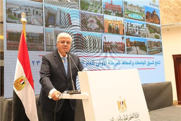 الدكتور أيمن عاشور