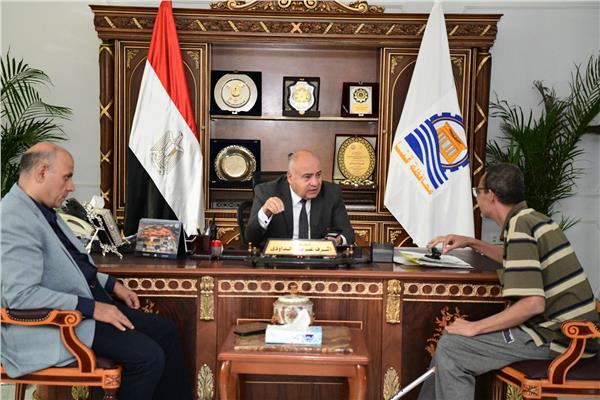 اللواء أشرف الداودى محافظ قنا خلال لقائه بالمواطنين 