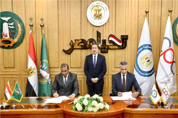 اللواء إبراهيم أبو ليمون محافظ المنوفية وجانب من توقيع البروتوكول