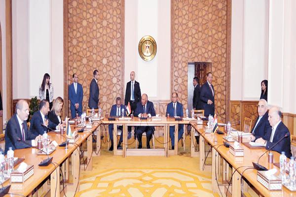 وزير الخارجية خلال الاجتماع مع نظرائه 