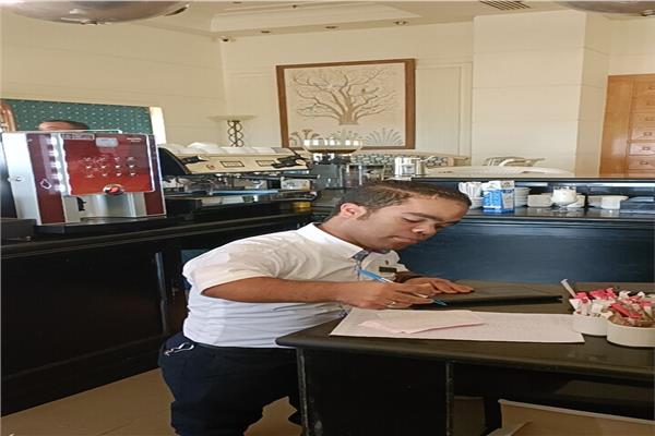 أحد قصار القامة أثناء العمل 