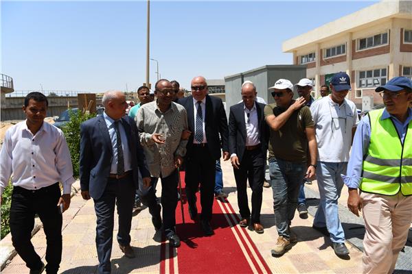 اللواء أشرف الداودي محافظ قنا خلال جولة تفقدية