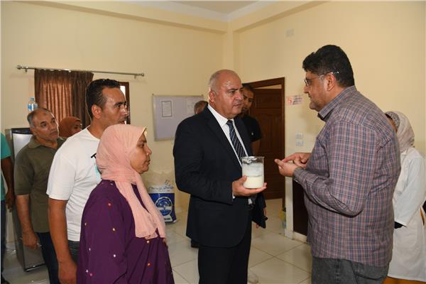 اللواء أشرف الداوي محافظ قنا خلال الجولة التفقدية 