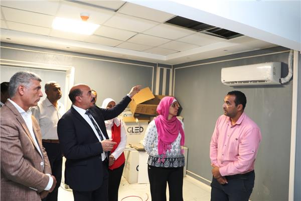 اللواء أشرف عطية محافظ أسوان خلال جولاته الميدانية 