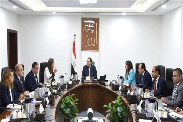 رئيس الوزراء يتابع موقف تسكين الموظفين في المقار الجديدة 
