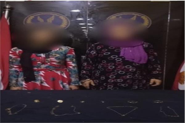 المتهمتان وبحوزتهن المضبوطات