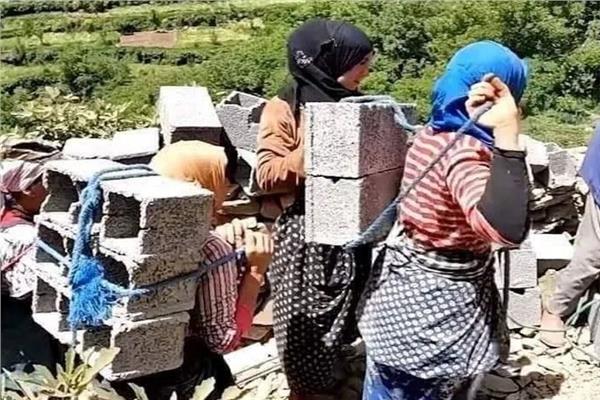 فيديو | مغربيات يحملن الطوب وسط الجبال لإعمار مسجد