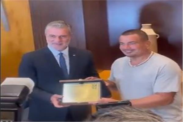 تكريم عمرو دياب من وزير السياحة اللبناني