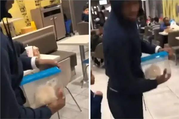 شاب يتسبب في ذعر الزبائن 