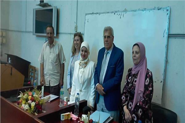 الباحثة وسط لجنة المناقشة