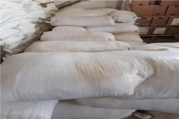 ضبط مواد خام مجهولة المصدر داخل مصانع مواد غذائية بالإسكندرية 