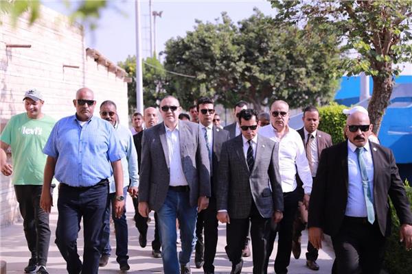 وزير الرياضة يشيد بالمشروعات الجديدة بنادي الشمس