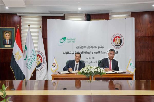 المستشار وليد حمزة رئيس الهيئة الوطنية للانتخابات أثناء توقيع البروتوكول