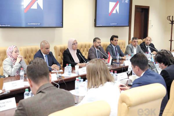 ■ الوفد المصرى خلال لقائه مع المشاركين فى المفاوضات