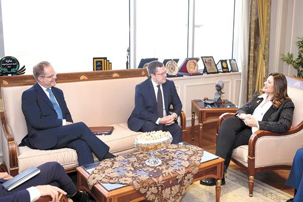 وزيرة الهجرة خلال لقائها مع نظيرها البريطانى 