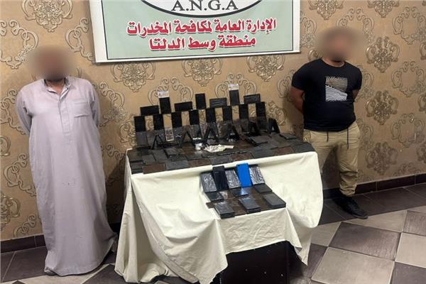 المتهمين امامهم المضبوطات