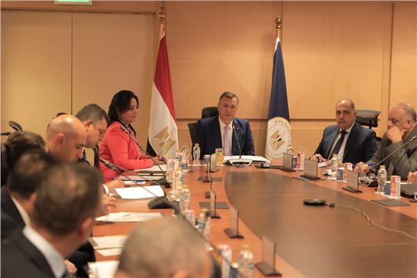 عيسى خلال ترأسه اجتماع اللجنة الدائمة لتراخيص المنشآت الفندقية