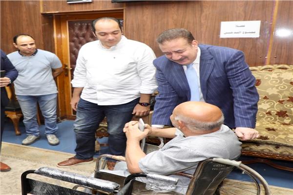   محافظ المنوفية يسلم مساعدات مالية