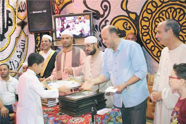 أحد المكرمين خلال تسلمه شهادة التكريم