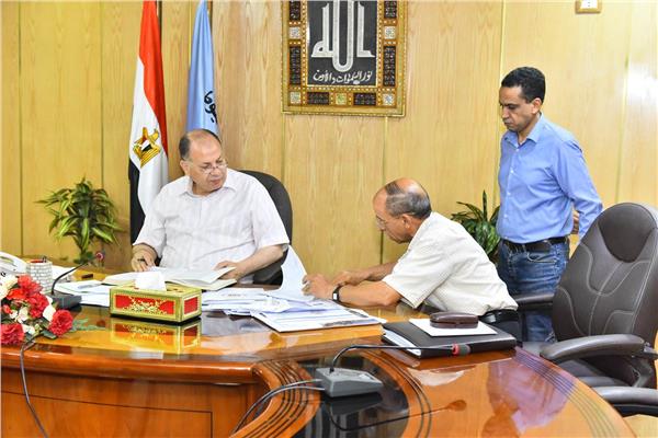 محافظ أسيوط ومدير مديرية الطب البيطري بالمحافظة